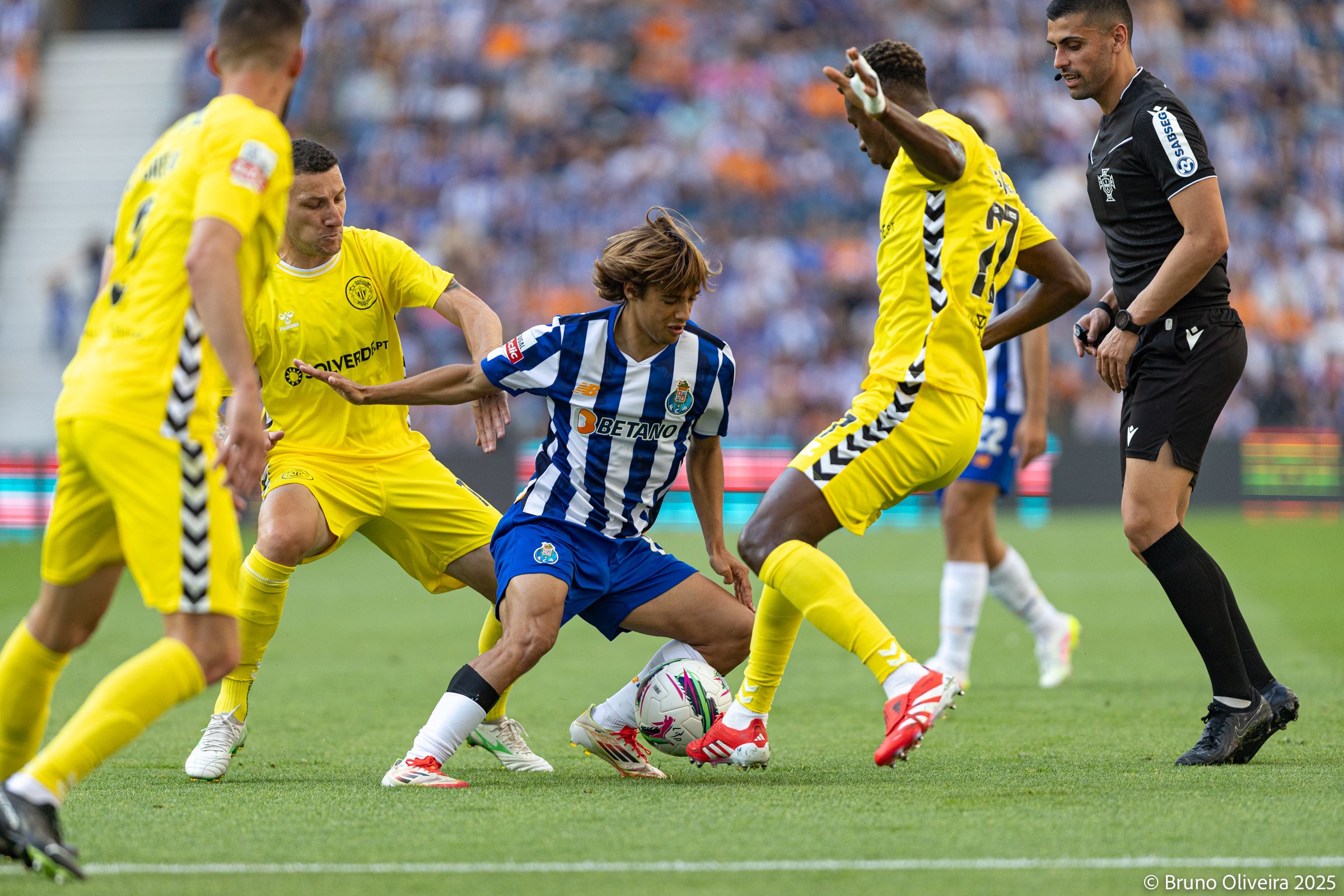 Main image of Porto Crushes Nacional 3-0 in Season Finale