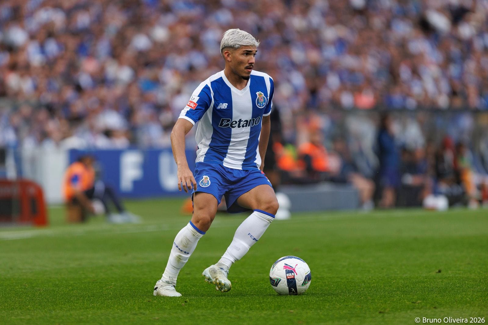 FC Porto unveiled a classic look for its championship night, with white socks and red numbers giving the new kit a distinctly old-school feel.