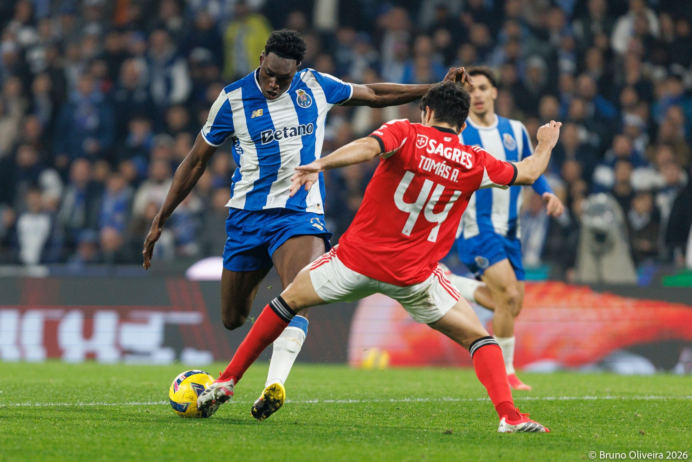 Samu Aghehowa battles with Tomás Araújo.