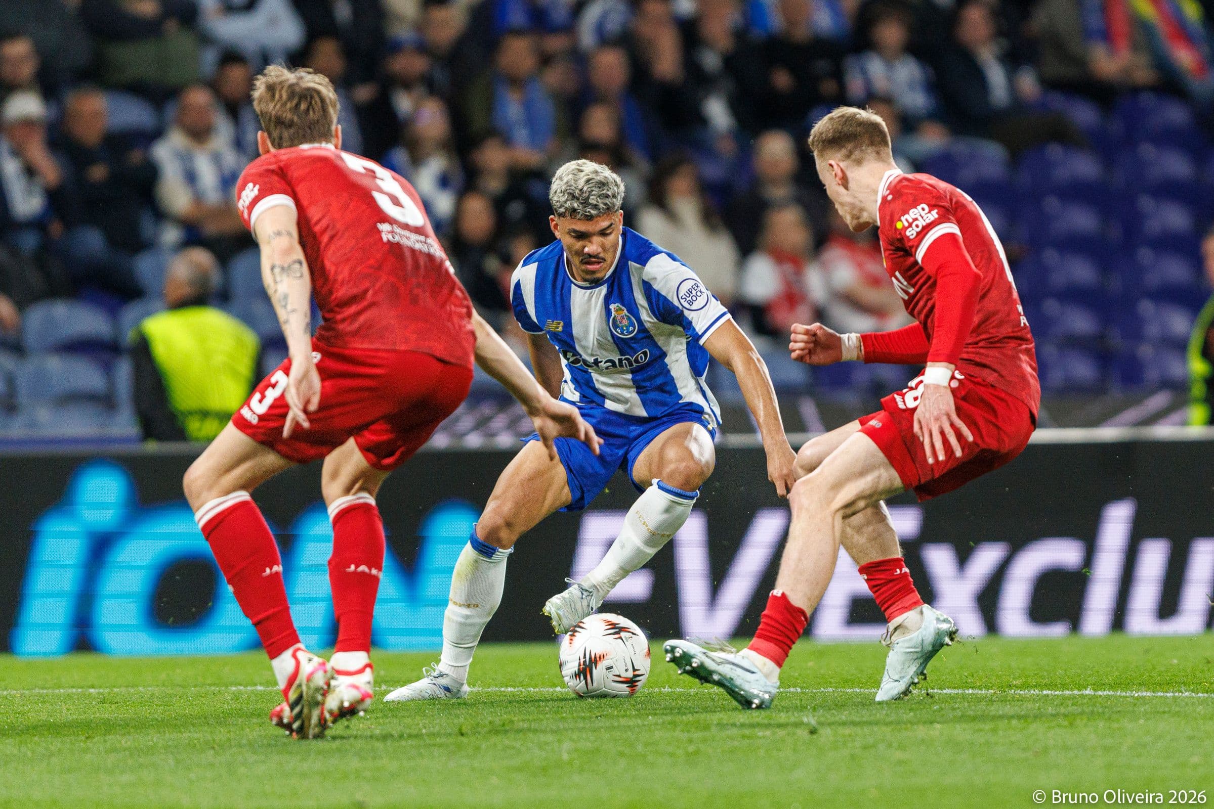 Main image of Europa League: Porto seal quarter-final spot with a Dragão night to remember