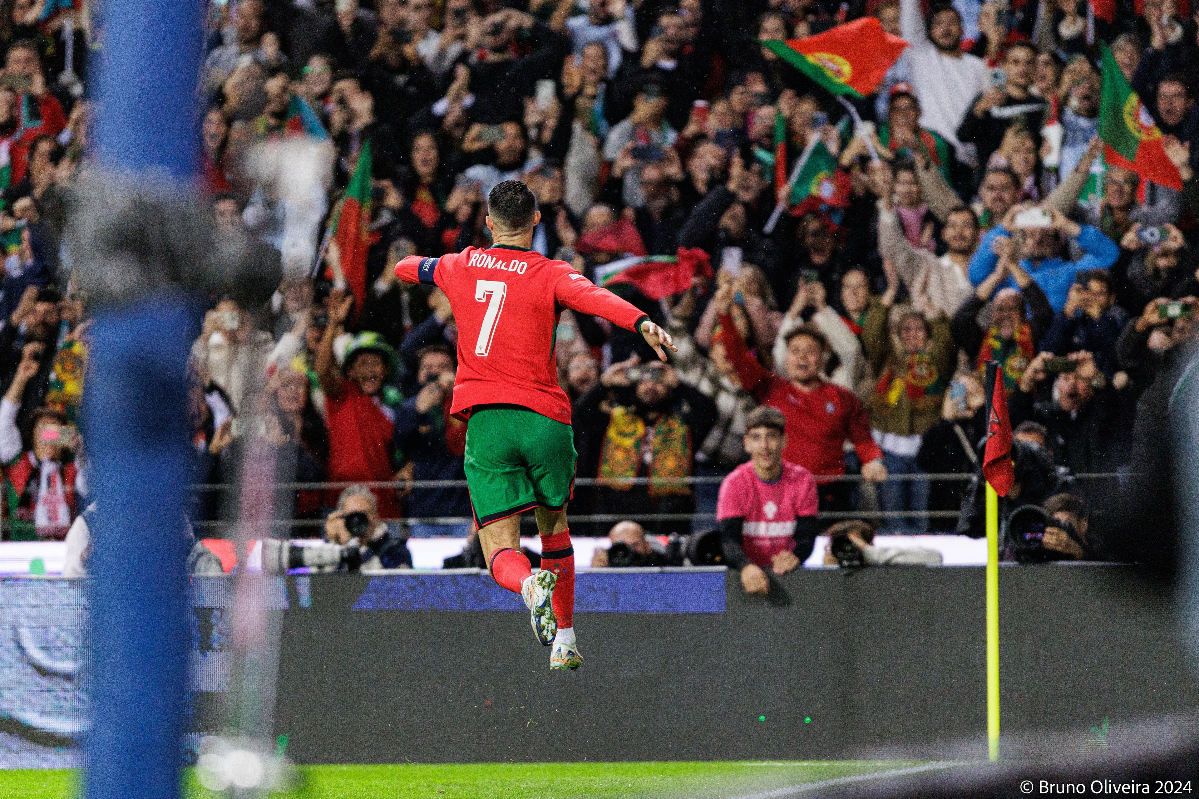 Main image of Portuga beats Poland in Dragão (5-1) reaching Finals