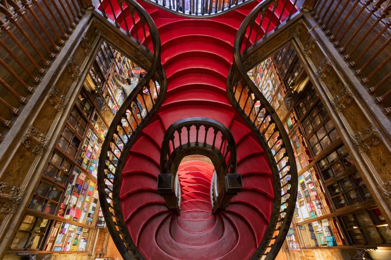 Main image of Livraria Lello to close temporarily this spring for preservation works