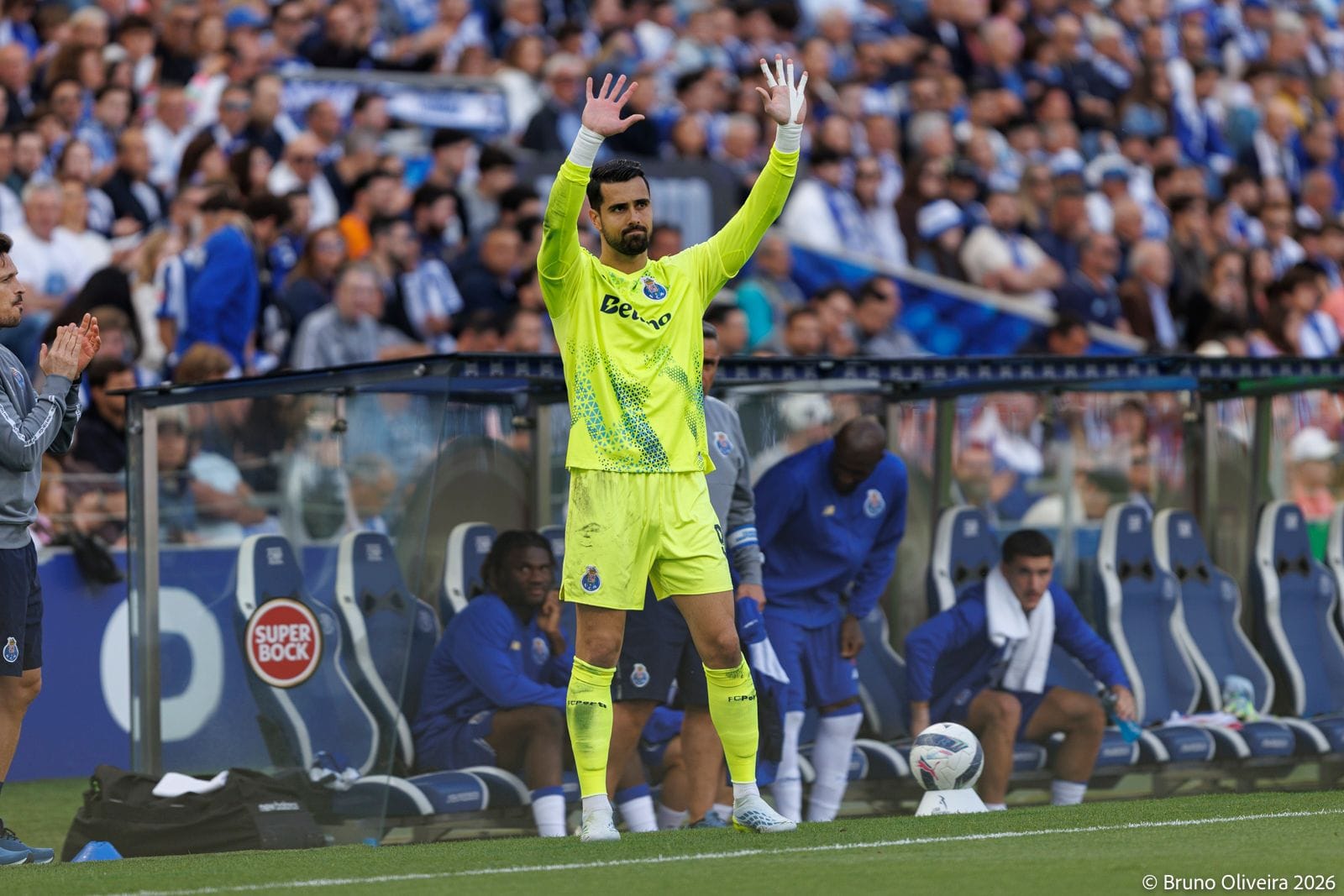 Diogo Costa, currently considered one of the best Goalkeepers of the world, acknowledged the crowd on his way off, in a moment that opened questions about his future while underlining his bond with the fans.