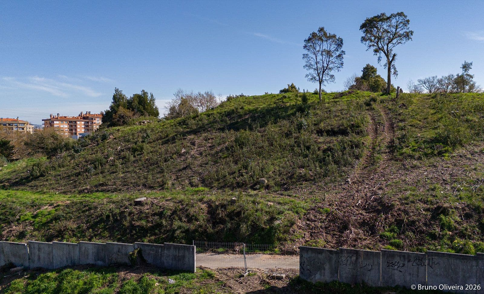 The cleared area at Parque da Lavandeira, Vila Nova de Gaia, where construction of an Olympic pool had already begun to transform the landscape.