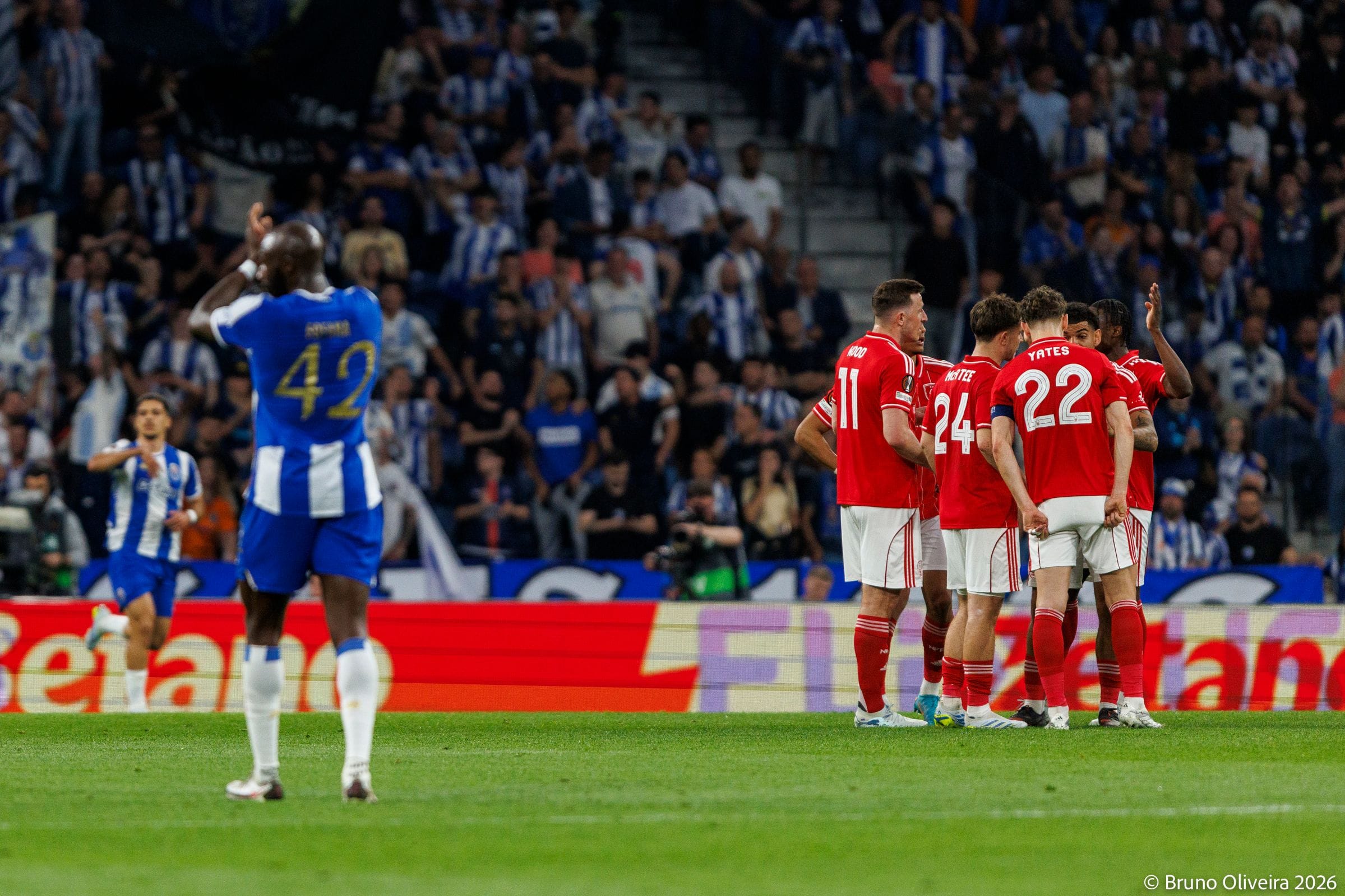Forest regains composure via Fernandes' own goal, instantly levelling after Porto's early strike.