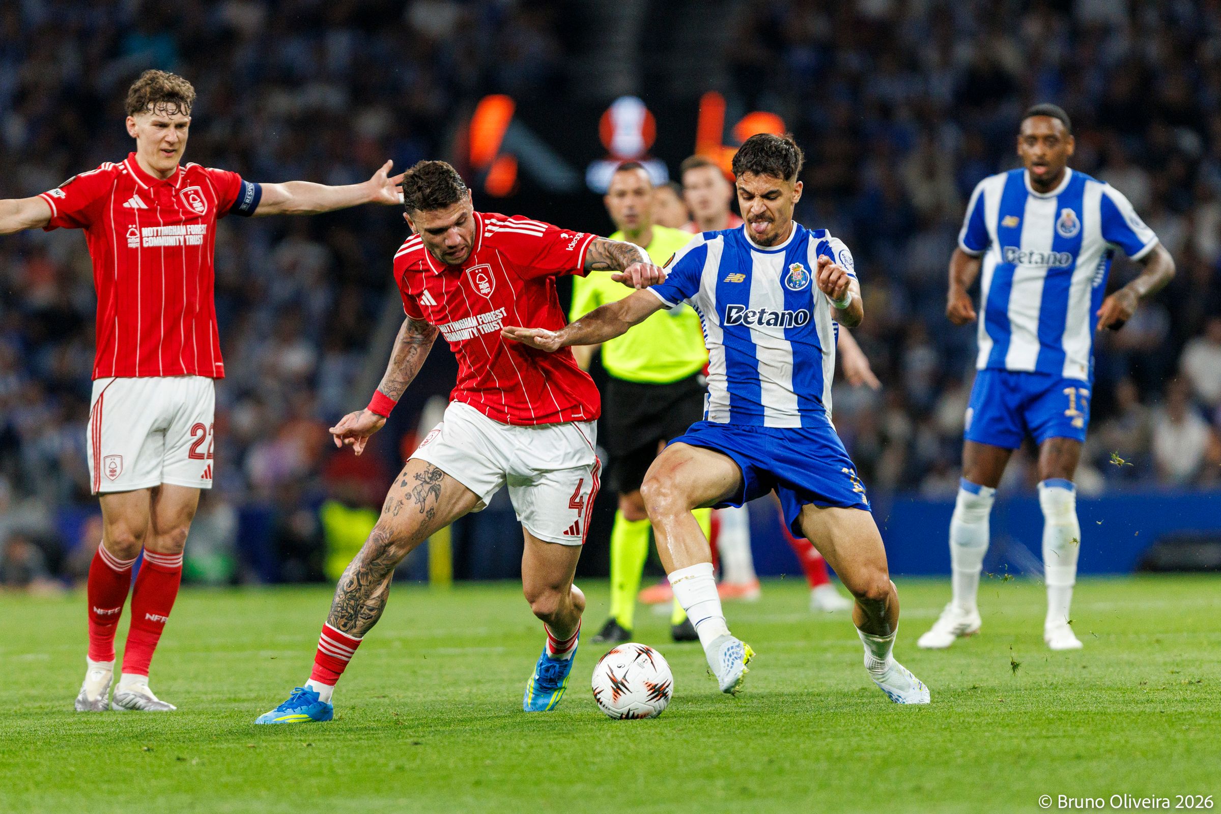 Main image of Europa League: FC Porto draw 1-1 with Nottingham Forest in pulsating quarter-final first leg at the Dragão